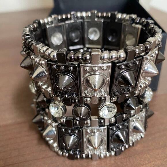 Gorgeous Cuff Bracelet - Picture 2 of 3
